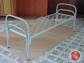 Двухъярусные кровати с металлическими спинками различной конфигурации
